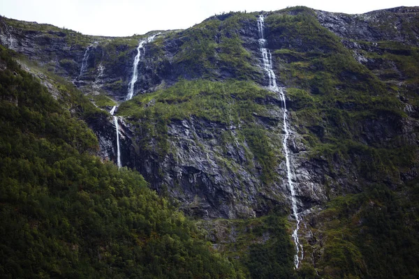 大きな滝とノルウェーの風景 ノルウェーの美しい風景山 ライフスタイル 野生の自然コンセプト — ストック写真