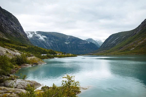 Schilderachtige Landschapsbergen Van Noorwegen Prachtig Uitzicht Het Meer Rotsachtige Oever — Stockfoto