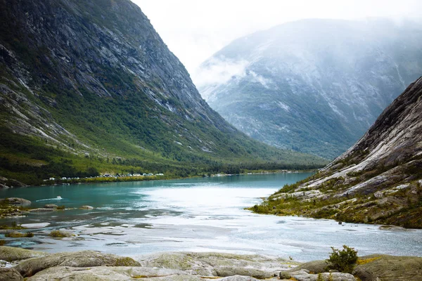 Schilderachtige Landschapsbergen Van Noorwegen Prachtig Uitzicht Het Meer Rotsachtige Oever — Stockfoto
