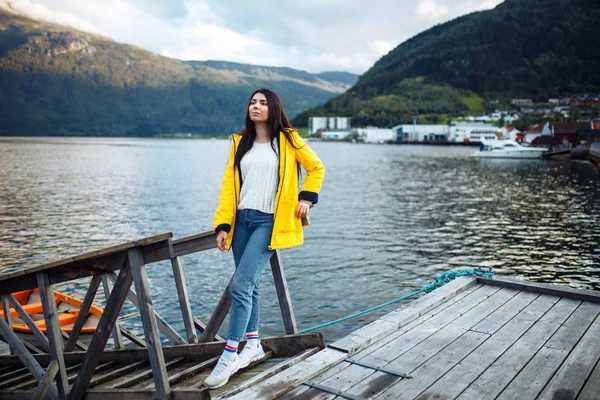 Девушка Туристка Жёлтой Куртке Позирует Озера Норвегии Активная Женщина Отдыхает — стоковое фото