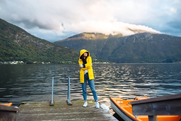 Gadis Wisatawan Dalam Jaket Kuning Berpose Oleh Danau Norwegia Wanita — Stok Foto