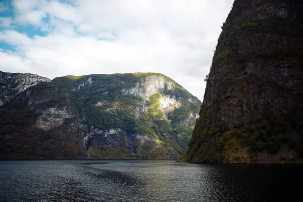 Prachtig Uitzicht Natuur Met Fjord Bergen Mooie Reflectie Schilderachtige Landschapsbergen — Stockfoto