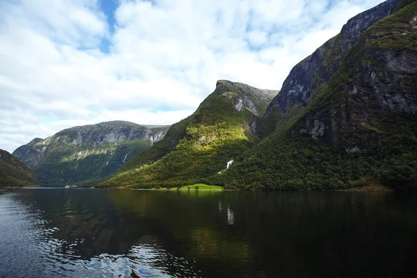 Prachtig Uitzicht Natuur Met Fjord Bergen Mooie Reflectie Schilderachtige Landschapsbergen — Stockfoto