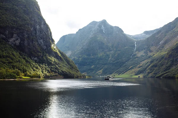 Een Schip Dat Vaart Noorse Fjorden Prachtig Uitzicht Natuur Met — Stockfoto