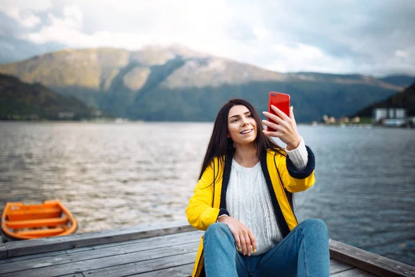 Touriste Prend Une Photo Téléphone Bord Lac Norvège Jeune Femme — Photo