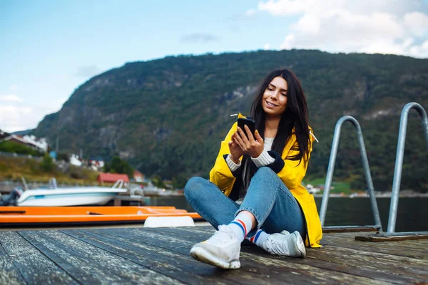 Turista Lány Lefényképez Egy Telefont Mellett Norvégiában Fiatal Szelfit Készít — Stock Fotó