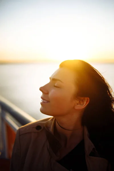 Schöne Mädchen Mit Einem Blatt Haar Genießt Eine Schöne Landschaft — Stockfoto