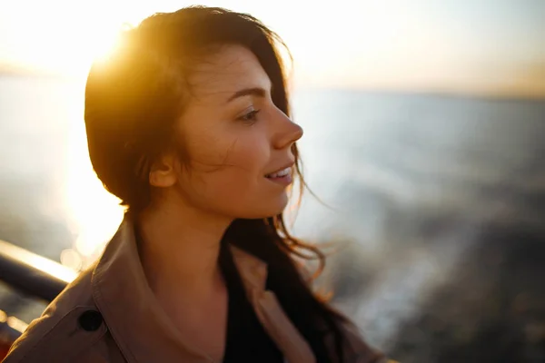 Schöne Mädchen Mit Einem Blatt Haar Genießt Eine Schöne Landschaft — Stockfoto