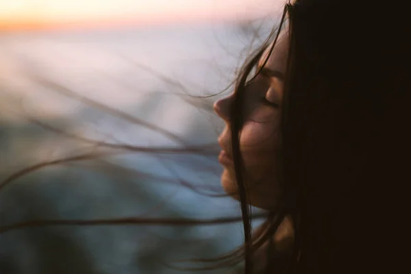 Schöne Mädchen Mit Einem Blatt Haar Genießt Eine Schöne Landschaft — Stockfoto