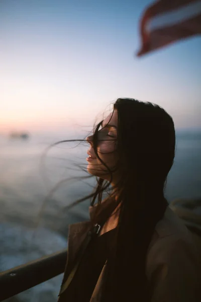 Schöne Mädchen Mit Einem Blatt Haar Genießt Eine Schöne Landschaft — Stockfoto