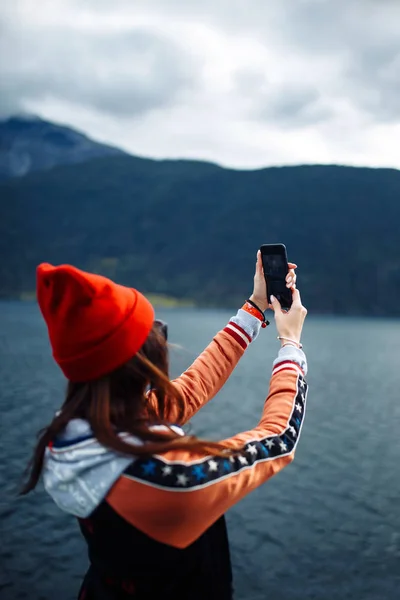 Şık Bir Kadın Seyahat Sırasında Telefonla Fotoğraf Çekiyor Kız Turist — Stok fotoğraf