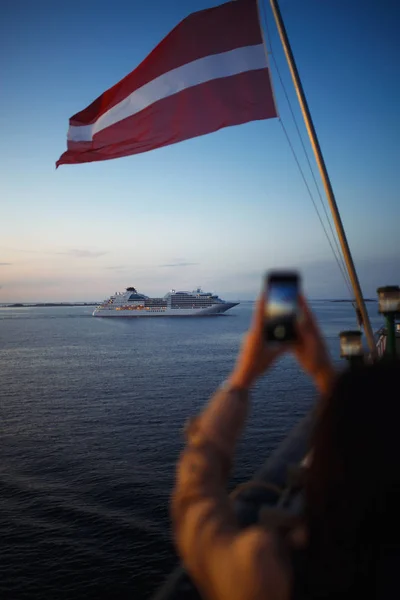 Turista Menina Fotografa Forro Horizonte Turista Toma Sol Telefone Noruega — Fotografia de Stock