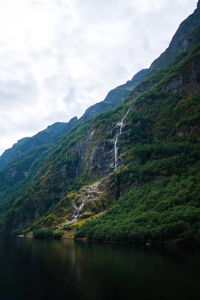 Noorwegen Landschap Met Grote Waterval Schilderachtige Landschapsbergen Van Noorwegen Reizen — Stockfoto