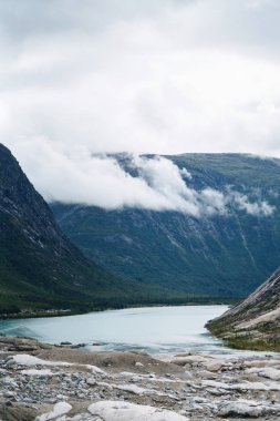 Norveç 'in resimli manzara dağları. Göl manzarası çok güzel. Sabah Dağ Gölü 'nün kayalık kıyısı. Seyahat, yaşam tarzı, vahşi doğa konsepti..