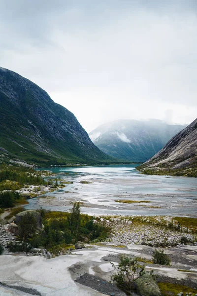 Schilderachtige Landschapsbergen Van Noorwegen Prachtig Uitzicht Het Meer Rotsachtige Oever — Stockfoto