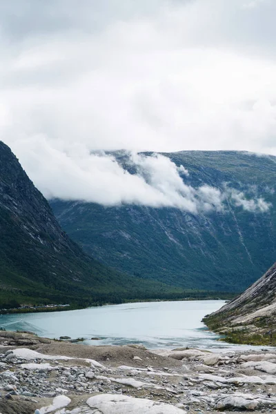 Schilderachtige Landschapsbergen Van Noorwegen Prachtig Uitzicht Het Meer Rotsachtige Oever — Stockfoto