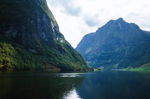 Norveç Resimli Manzara Dağları Göl Manzarası Çok Güzel Sabah Dağ — Stok fotoğraf