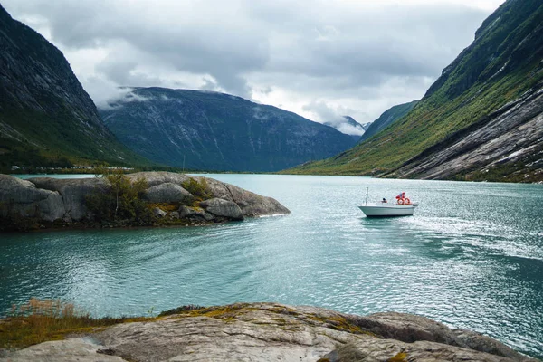 Norveç Gölünde Yelken Açan Bir Gemi Norveç Resimli Manzara Dağları — Stok fotoğraf