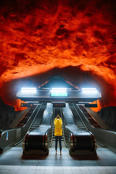 Die Touristin Der Gelben Jacke Posiert Der Norwegischen Bahn Passagierin — Stockfoto