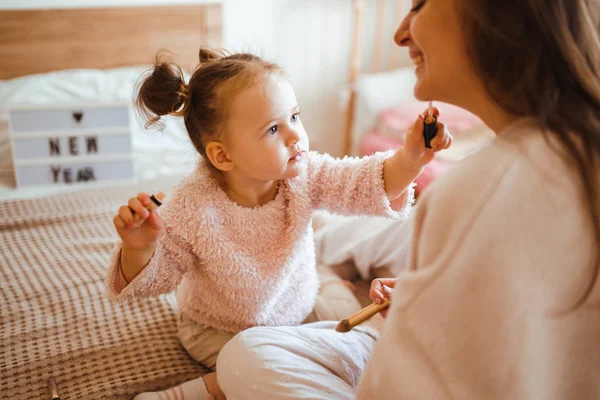 Liten Flicka Som Sminkar Mamma Mor Och Dotter Har Kul — Stockfoto