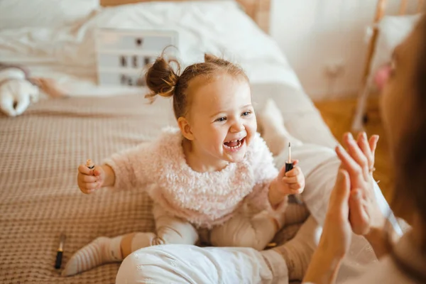 Little Girl Doing Makeup Mom Mother Daughter Have Fun Together — Stock Photo, Image