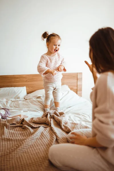 Glad Liten Flicka Som Har Roligt Sängen När Hon Hemma — Stockfoto