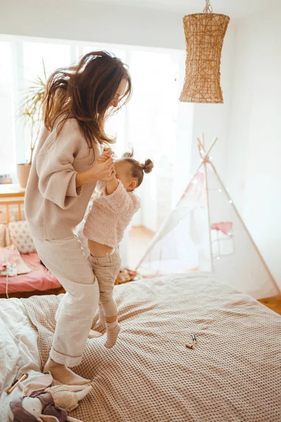 Gelukkige Jonge Vrouw Haar Kleine Schattige Dochter Hebben Plezier Bed — Stockfoto