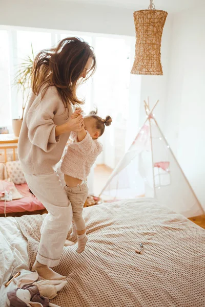 Felice Giovane Donna Sua Piccola Figlia Carina Stanno Divertendo Letto — Foto Stock