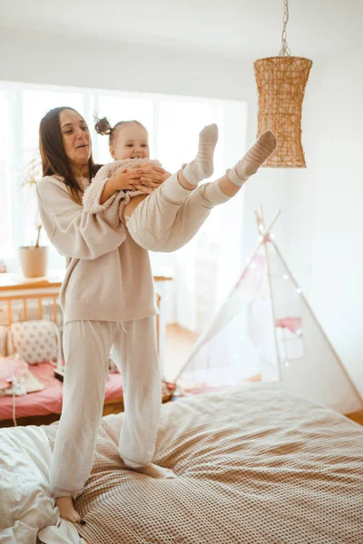 Glad Ung Kvinna Och Hennes Lilla Söta Dotter Har Roligt — Stockfoto