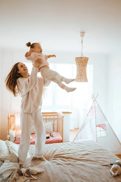 Gelukkige Jonge Vrouw Haar Kleine Schattige Dochter Hebben Plezier Bed — Stockfoto