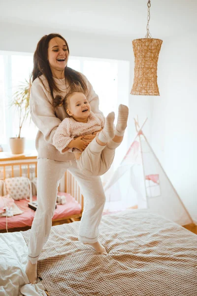 Щаслива Молода Жінка Маленькою Милою Донькою Бавляться Ліжку Перебуваючи Вдома — стокове фото