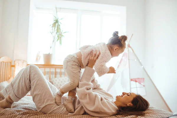 Felice Giovane Donna Sua Piccola Figlia Carina Stanno Divertendo Letto — Foto Stock