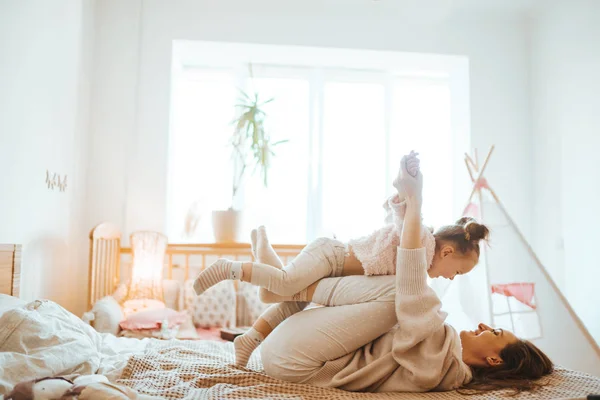 Jovem Feliz Sua Filhinha Fofa Estão Divertindo Cama Enquanto Estão — Fotografia de Stock