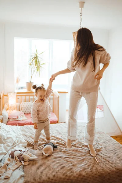 Felice Giovane Donna Sua Piccola Figlia Carina Stanno Divertendo Letto — Foto Stock