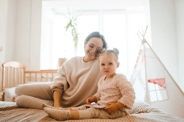 Allegro Madre Sua Figlia Figlioletta Guardando Cartoni Animati Telefono Sdraiato — Foto Stock