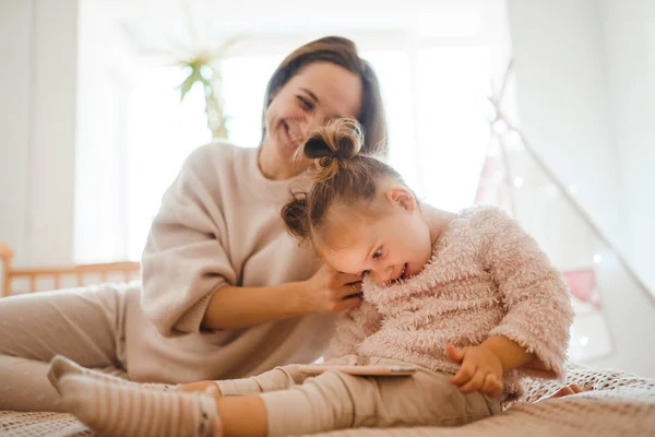 Veselá Matka Její Dcera Dívají Kreslené Seriály Jak Doma Leží — Stock fotografie