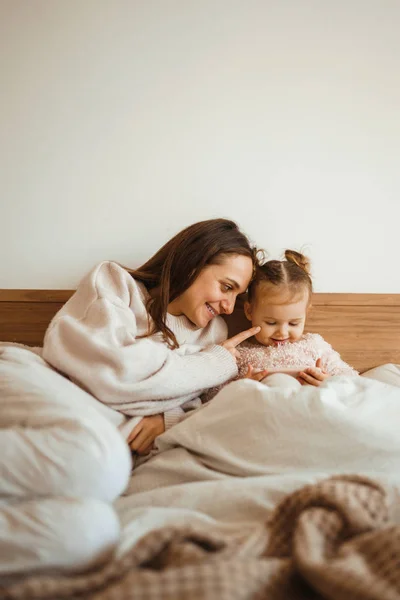 Glada Mor Och Hennes Dotter Lilla Dotter Tittar Tecknad Film — Stockfoto