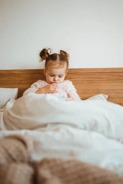 Gelukkig Meisje Kijkend Naar Tekenfilms Die Thuis Bed Liggen Gelukkige — Stockfoto