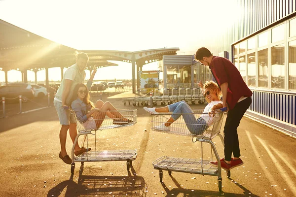 Genç Arkadaşlar Açık Havada Alışveriş Arabalarında Eğleniyorlar Bir Grup Mutlu — Stok fotoğraf