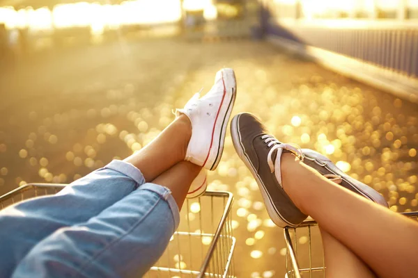 Tramvayda Bacak Fotoğrafı Yaz Günü Güneş Işığıyla Alışveriş Arabasında Yarışan — Stok fotoğraf