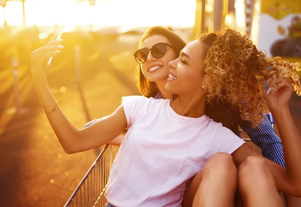 Duas Meninas Divertindo Carrinhos Compras Dia Verão Com Luz Solar — Fotografia de Stock