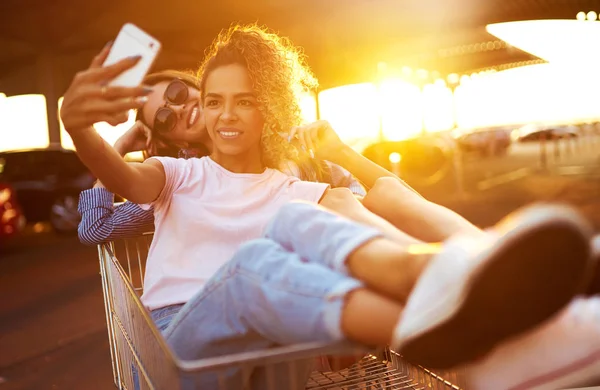 Duas Meninas Divertindo Carrinhos Compras Dia Verão Com Luz Solar — Fotografia de Stock