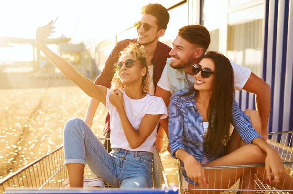 Jonge Vrienden Die Plezier Hebben Winkelwagentjes Samen Selfie Aan Telefoon — Stockfoto