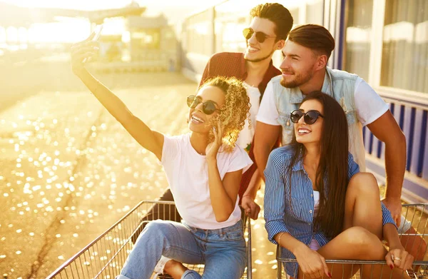 Jonge Vrienden Die Plezier Hebben Winkelwagentjes Samen Selfie Aan Telefoon — Stockfoto