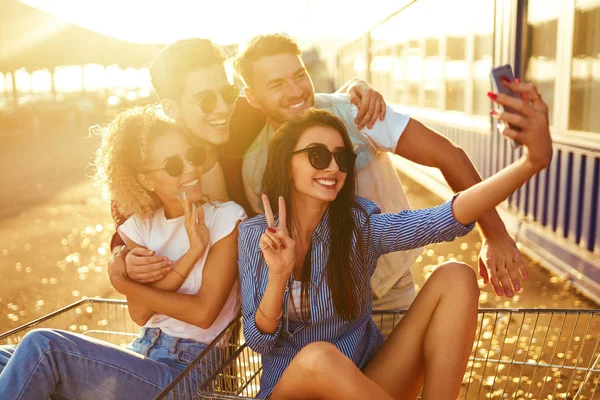 Jonge Vrienden Die Plezier Hebben Winkelwagentjes Samen Selfie Aan Telefoon — Stockfoto