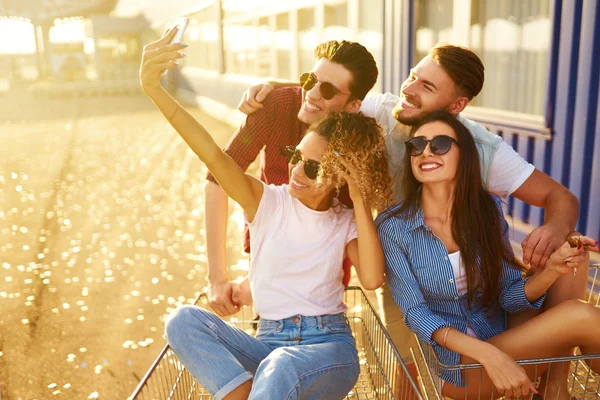 Jonge Vrienden Die Plezier Hebben Winkelwagentjes Samen Selfie Aan Telefoon — Stockfoto