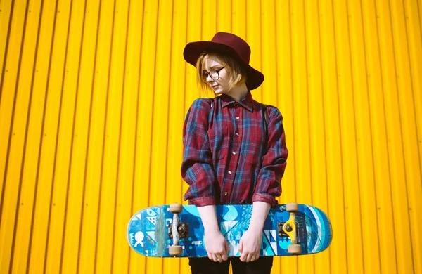 Joven Adolescente Con Monopatín Mano Posando Sobre Fondo Amarillo Mujer — Foto de Stock