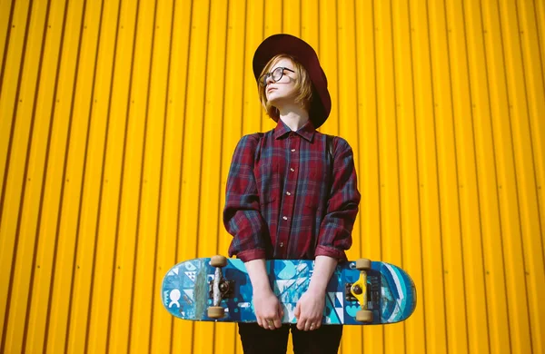 Jovem Adolescente Com Skate Mão Posando Fundo Amarelo Mulher Bonita — Fotografia de Stock