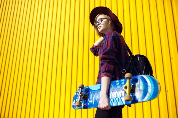 Jovem Adolescente Com Skate Mão Posando Fundo Amarelo Mulher Bonita — Fotografia de Stock