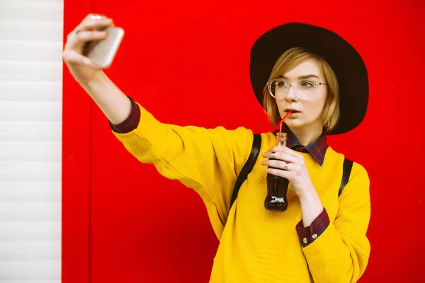 Hipster Menina Com Bebida Fundo Cor Faz Selfie Jovem Adolescente — Fotografia de Stock